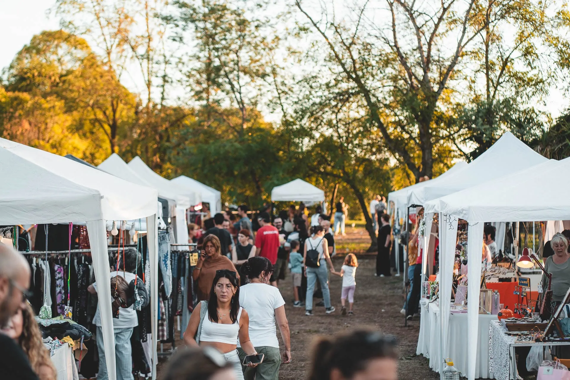 Visitatori lungo il viale dei gazebo bianchi, nel pomeriggio