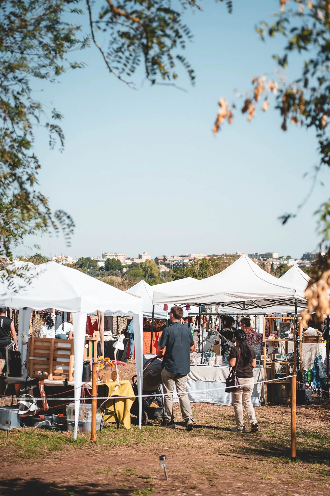 I gazebo del mercato sul prato, tra gli alberi