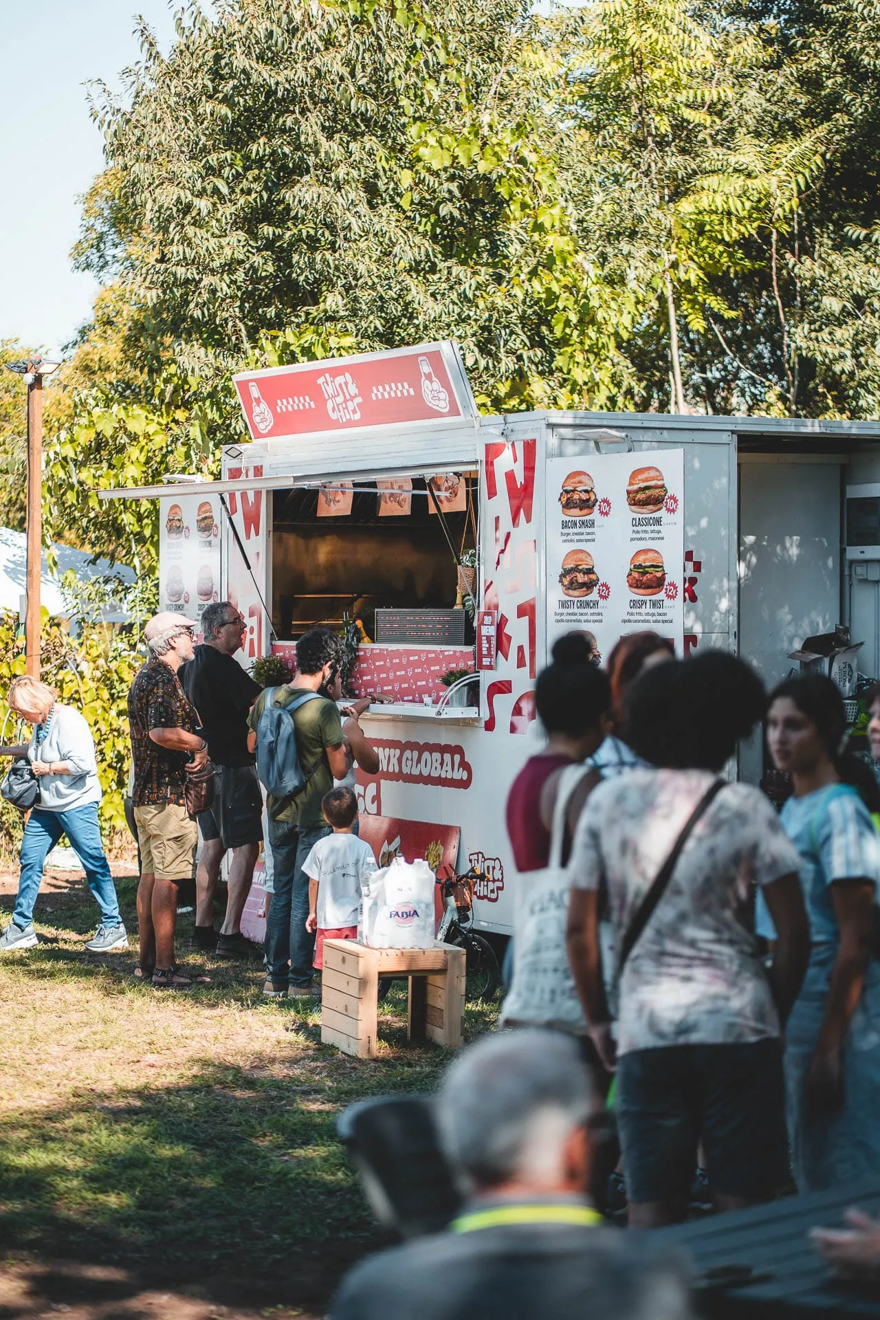 Visitatori davanti al food truck