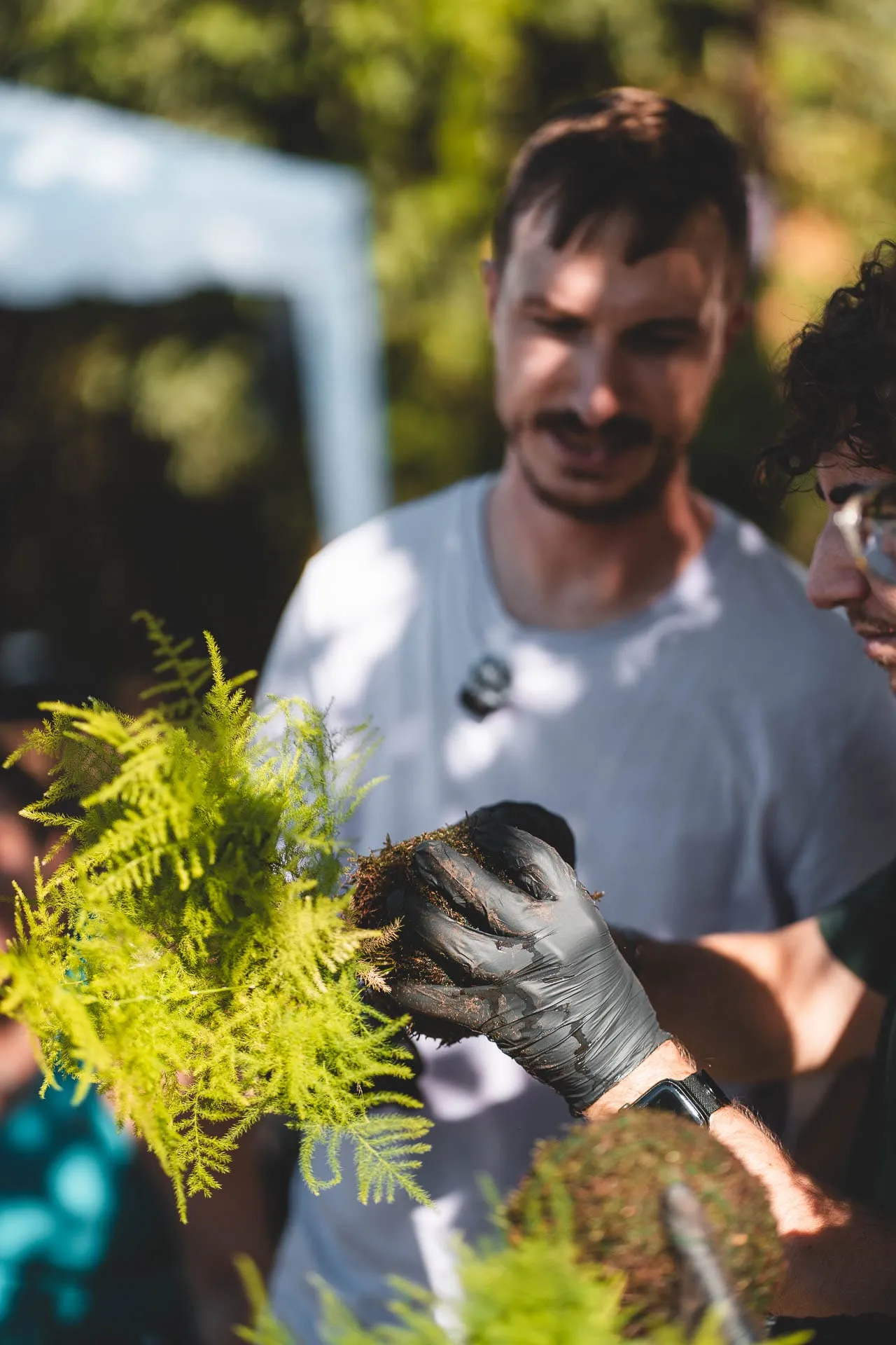 Un partecipante modella una kokedama con i guanti