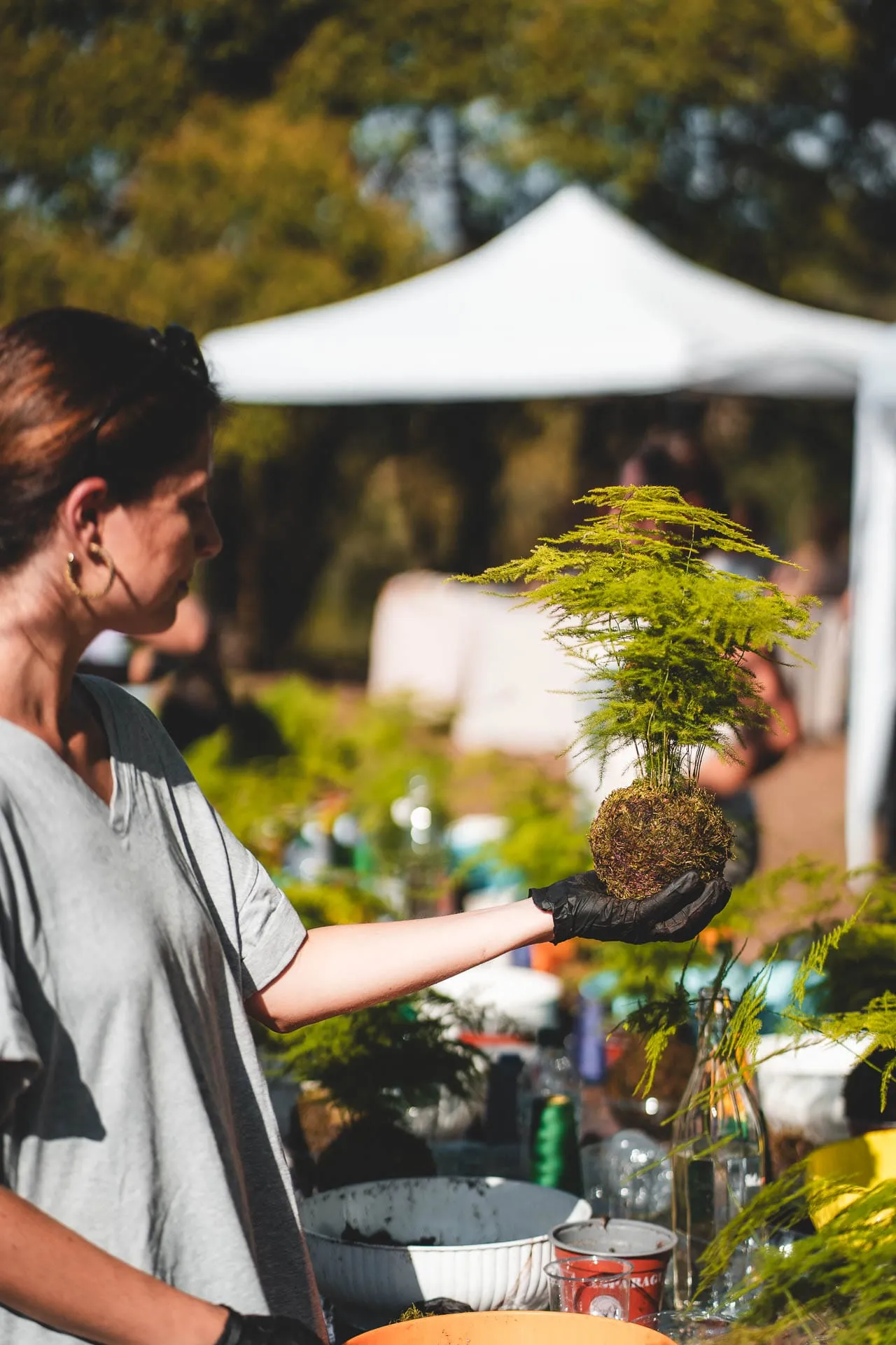 Una partecipante mostra la sua kokedama finita