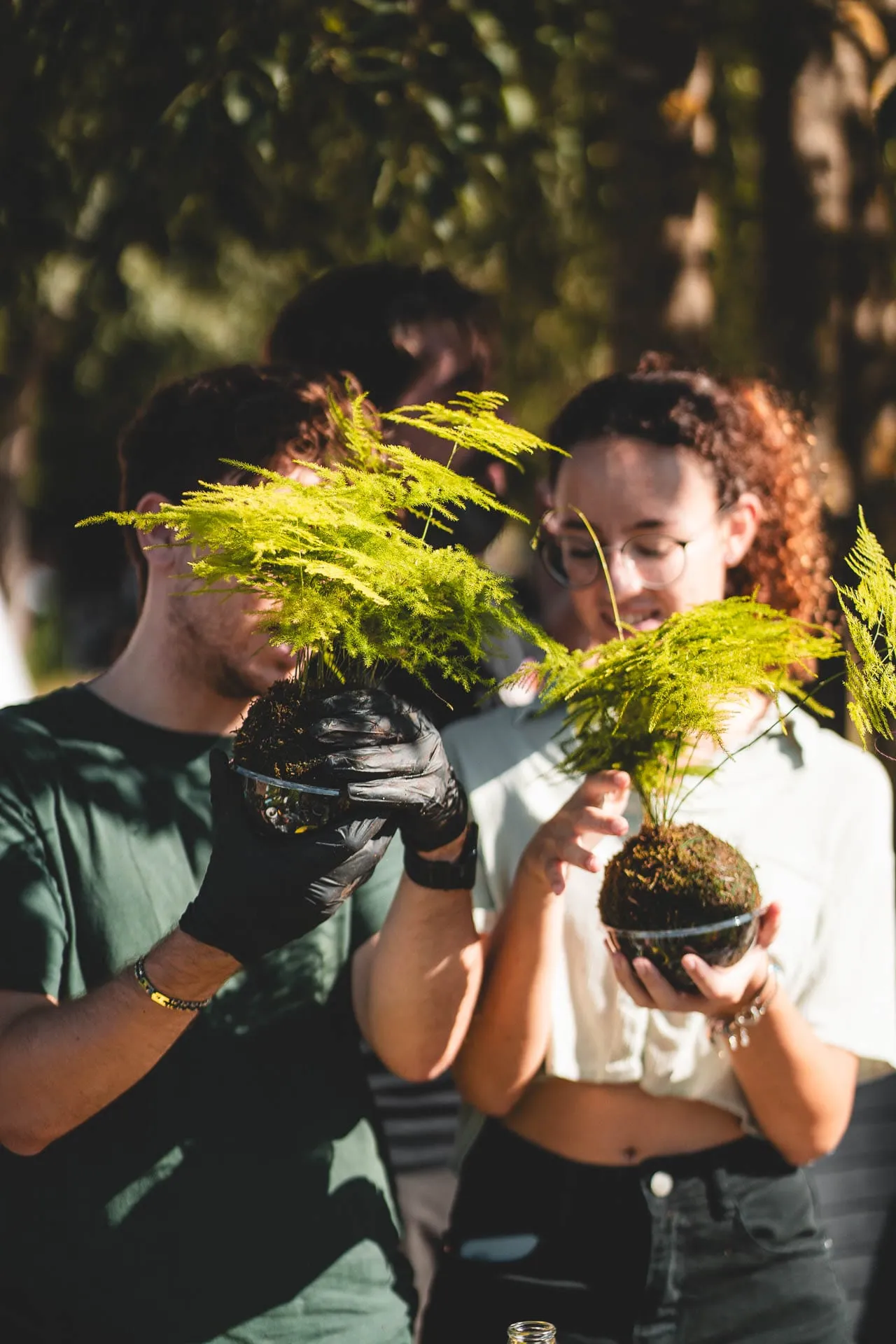 Due partecipanti con le loro kokedama in mano