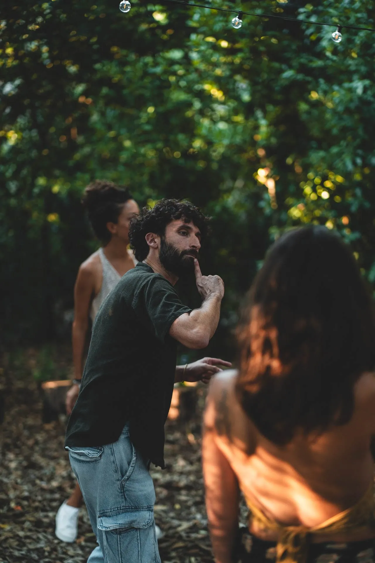 Un momento di movimento nel bosco, durante un'attività di gruppo