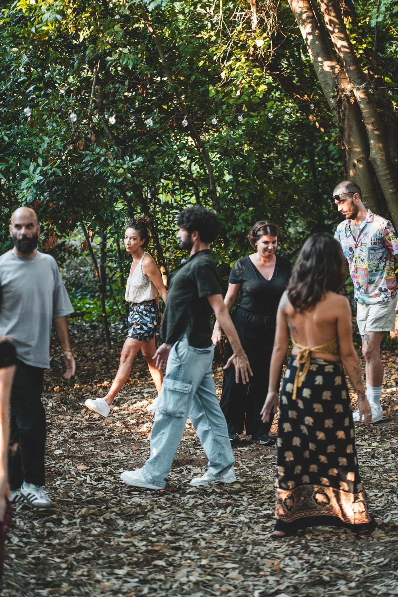 Un'attività di gruppo tra gli alberi